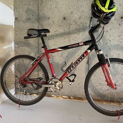 RINCON SE GIANT MOUNTAIN BIKE WITH HELMET 