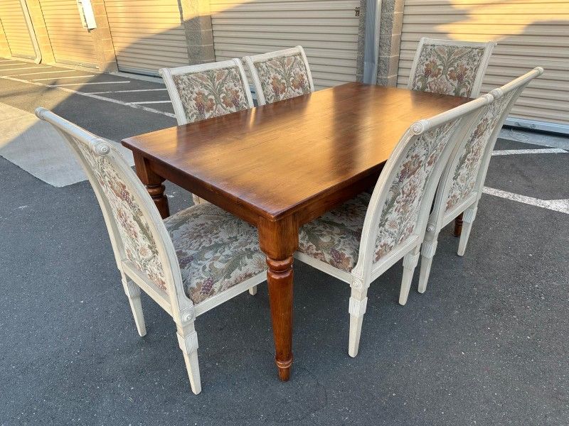 Dining table with 6 chairs/ mesa con 6 sillas