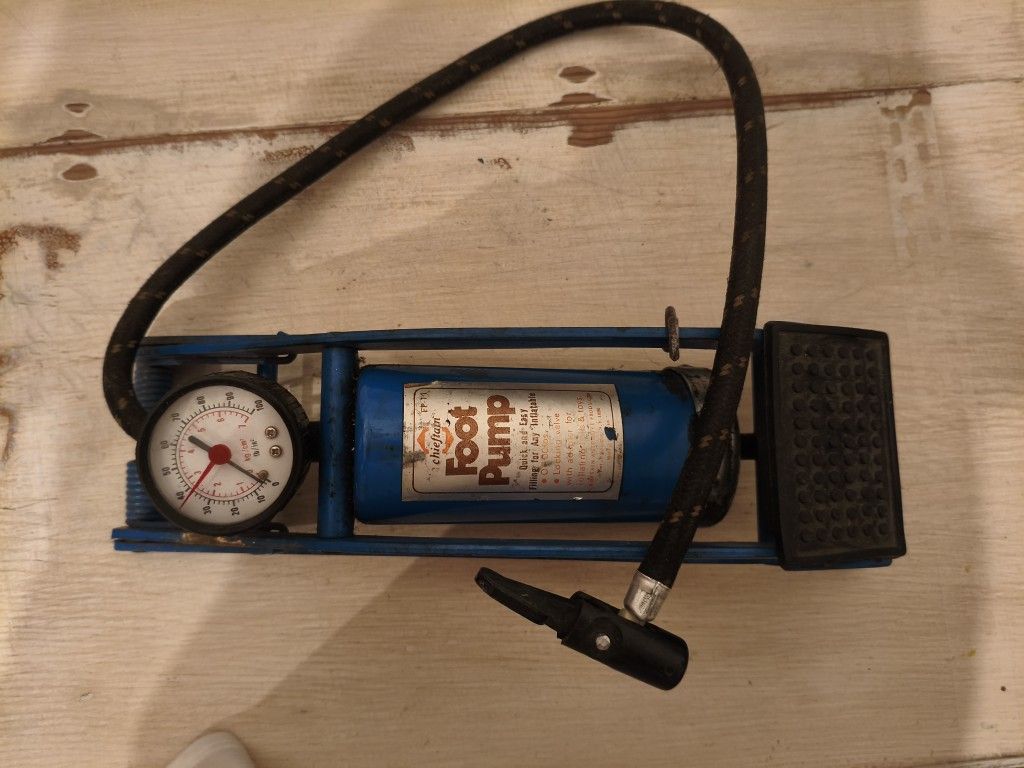 Bicycle tire foot pump with gage