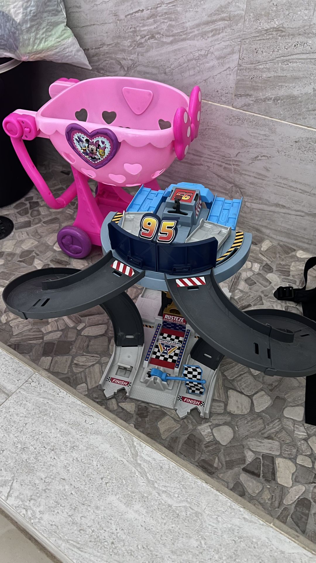 Cars Pista Y Minnie Shopping Car .