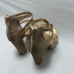 Sandalias descubiertas para mujer.