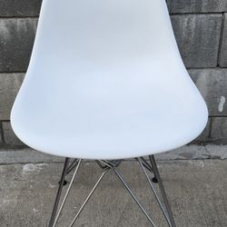 Herman Miller Eames Molded Plastic Chair - White 