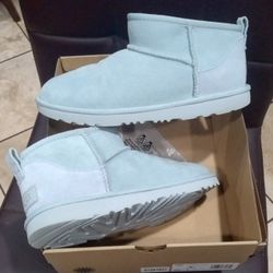 Like New Girls Ugg Boots, Light Blue 