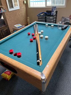 Bumper pool table