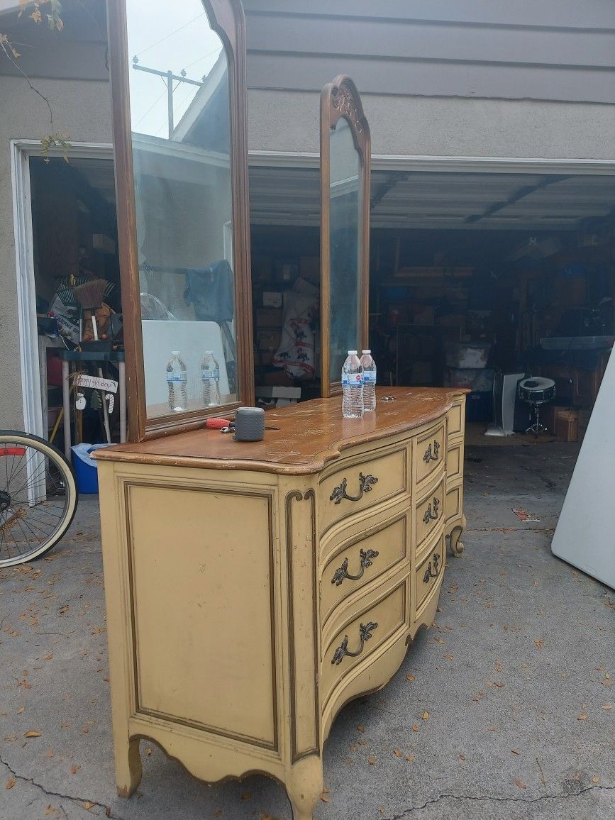 Girls Dresser With Mirrors