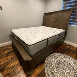Beautiful Queen Size Bed With Mattress 