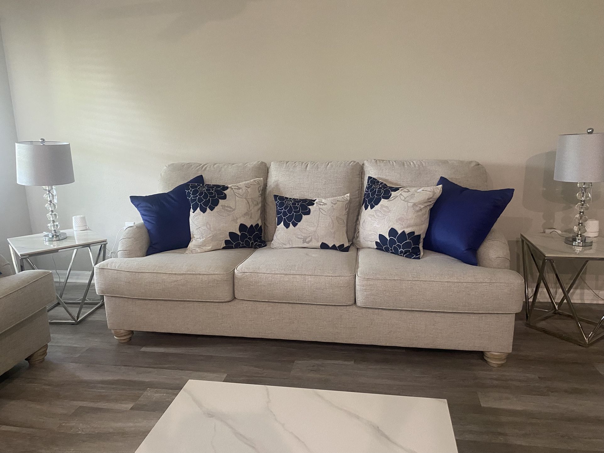 Couch W2 Tables Or Without 