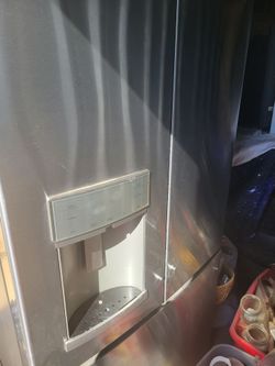 Stainless Steel Refrigerator with Ice and Water Dispenser