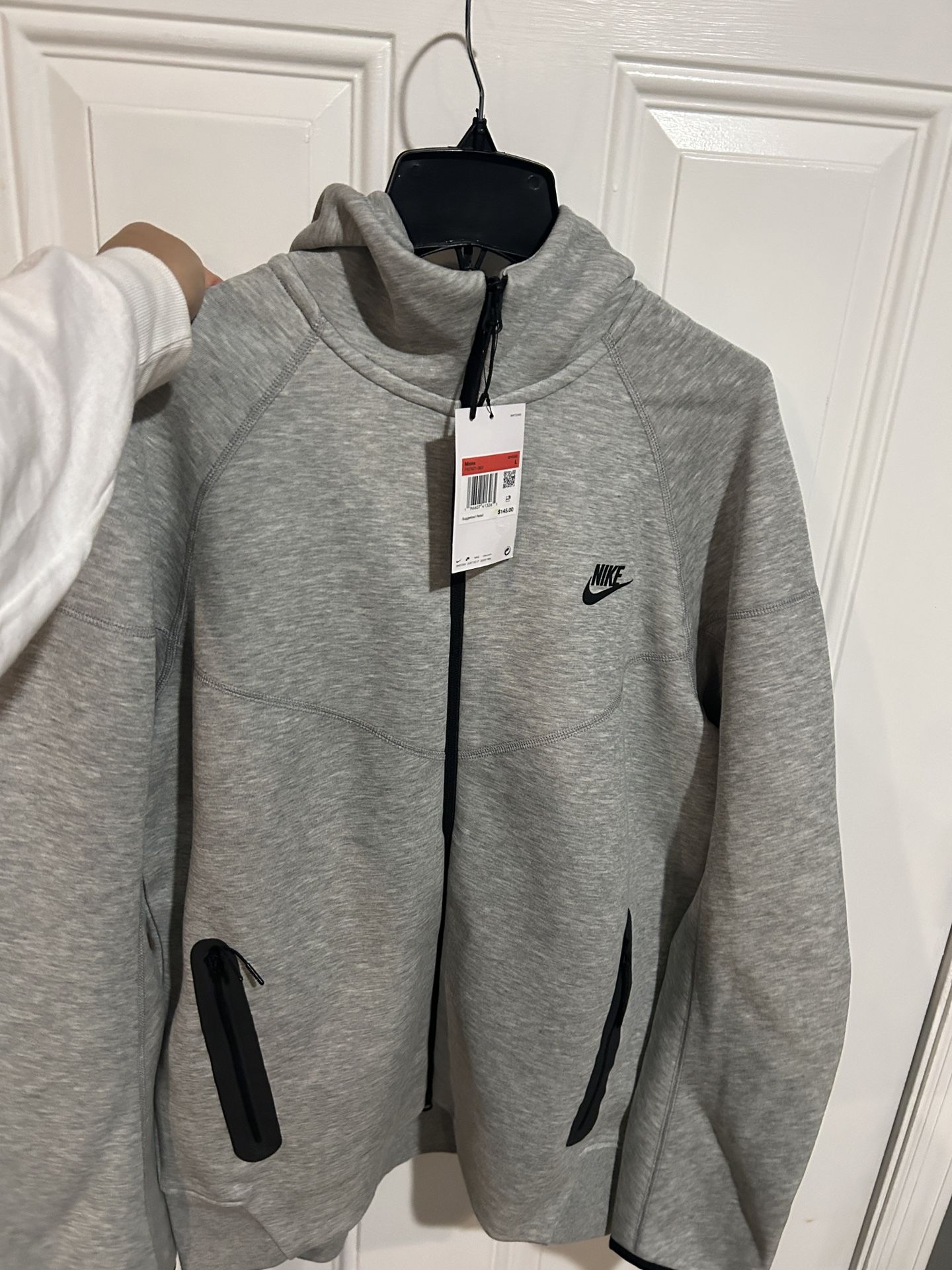 Nike Tech $100 M , L,, XL