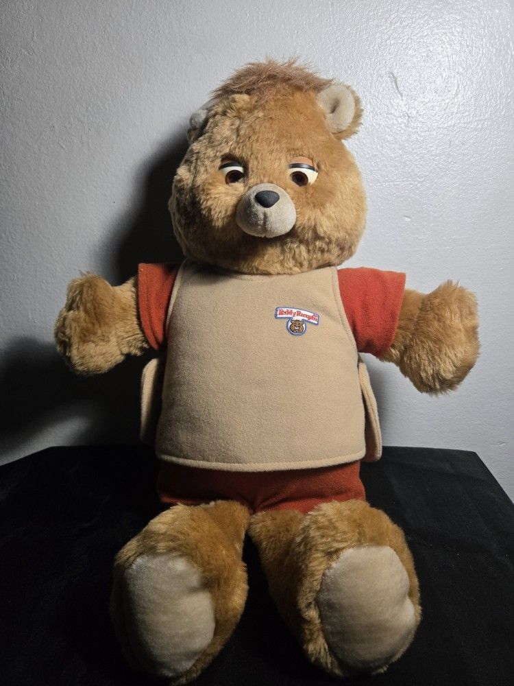 Vintage 1985 Teddy Ruxpin Bear. (New ?)