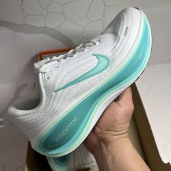 Nike Vomero Plus 