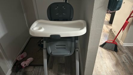 FREE Kids highchair *must pick up*