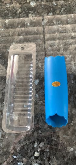 Silicone garlic peeler