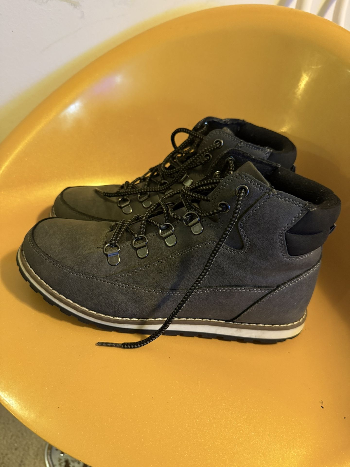 PLACE boots