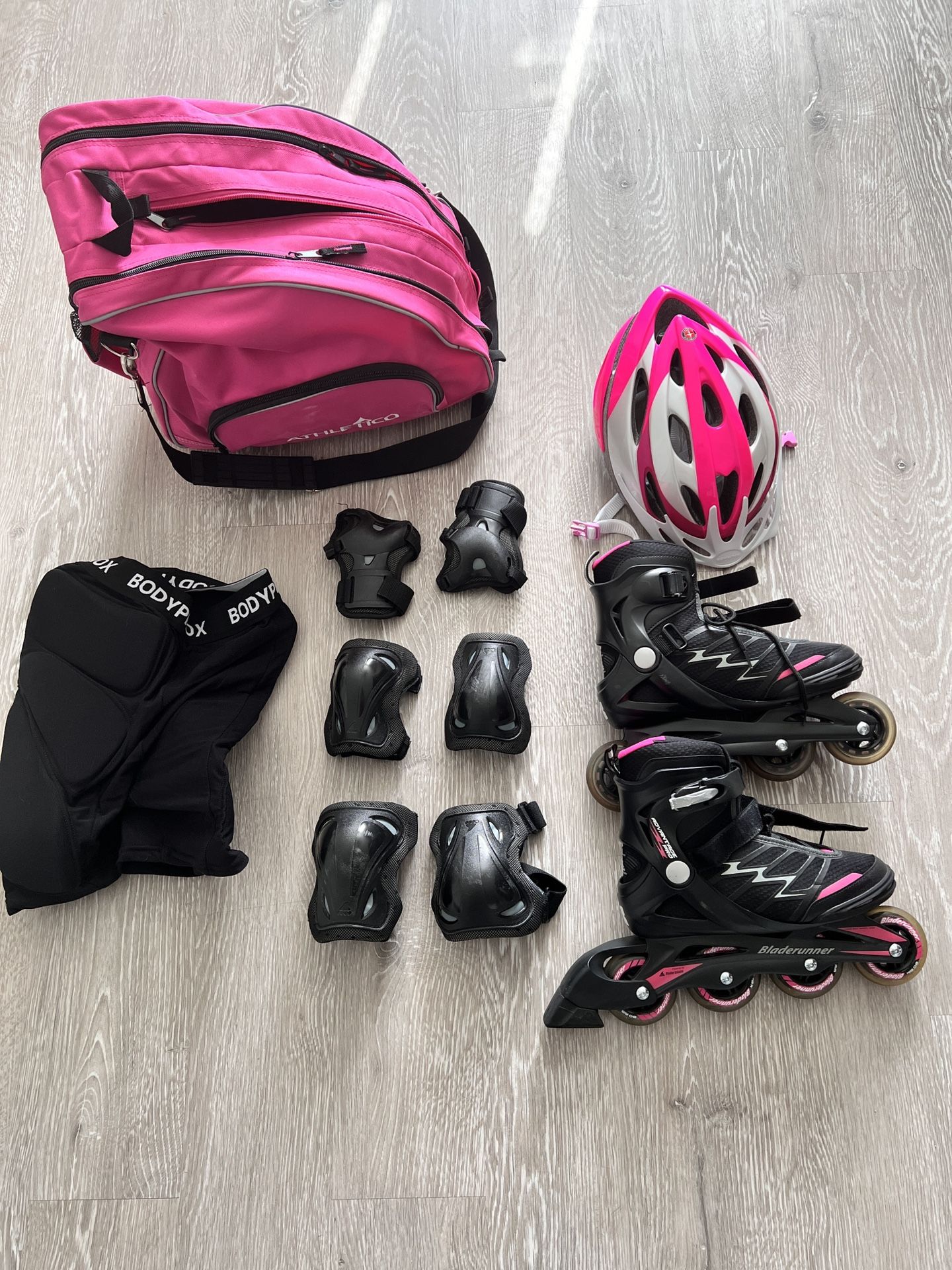 Women's size 8 inline skates. Set of protectors, wrist, elbows and knees. Safety helmet and shorts with fall protection.