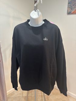 ALO crewneck sweatshirt.