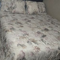Full Size Vintage Comforter W 2 Sm. Pillows And  Pillow Cases $45