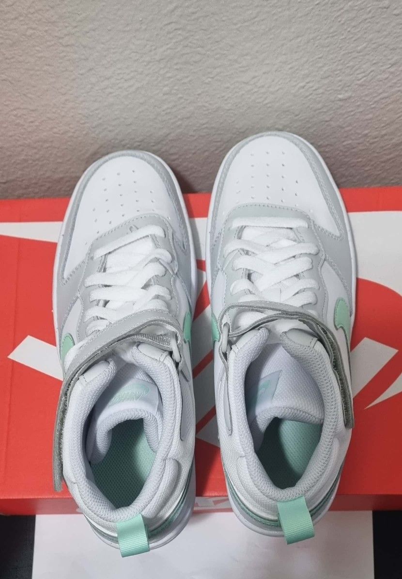 Nike Court Borough MID 2 Big Kids  ( Size 6)