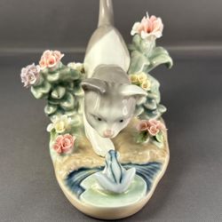 Lladro Figurine: Kitty Confrontation with Frog #1442