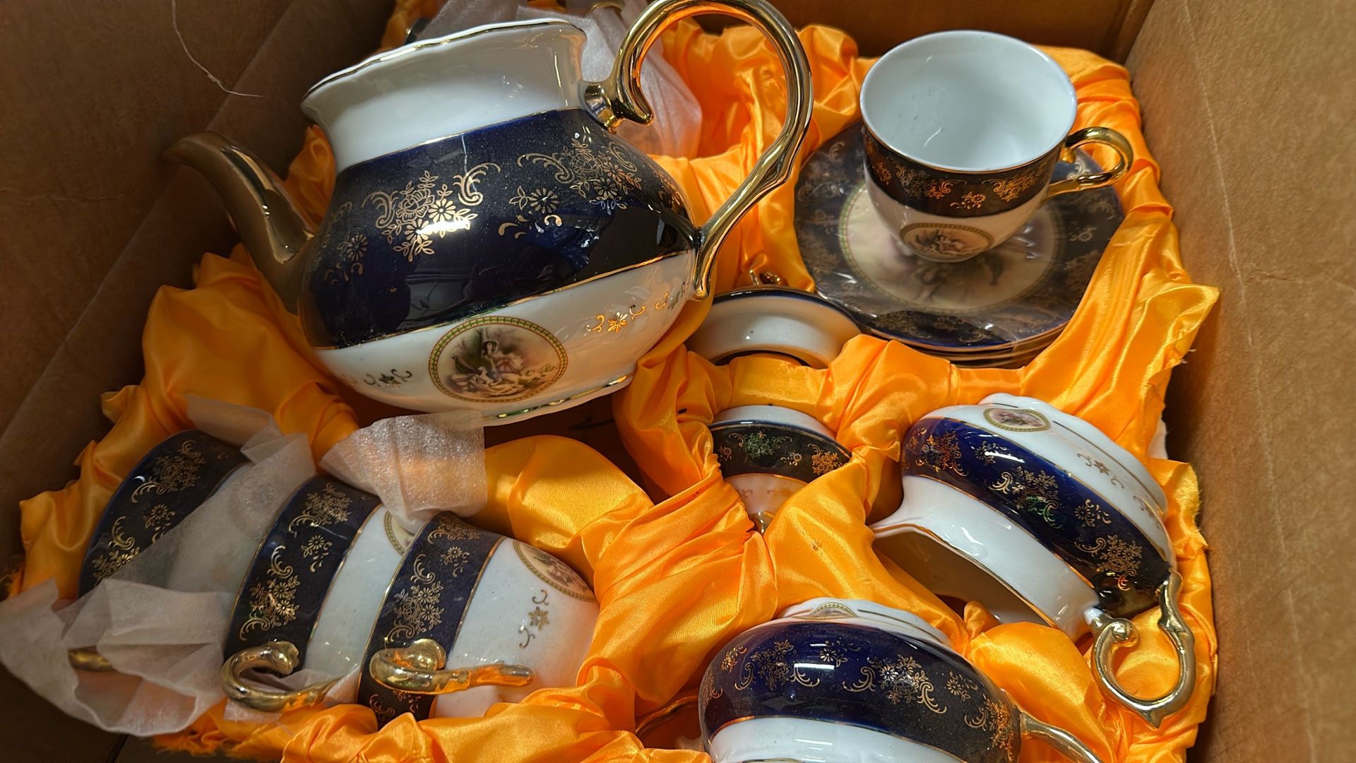 Vintage Porcelain 6 Cups Saucers Tea Pot Sugar &milk Set