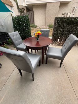 Round Dining Table with 4 Chairs