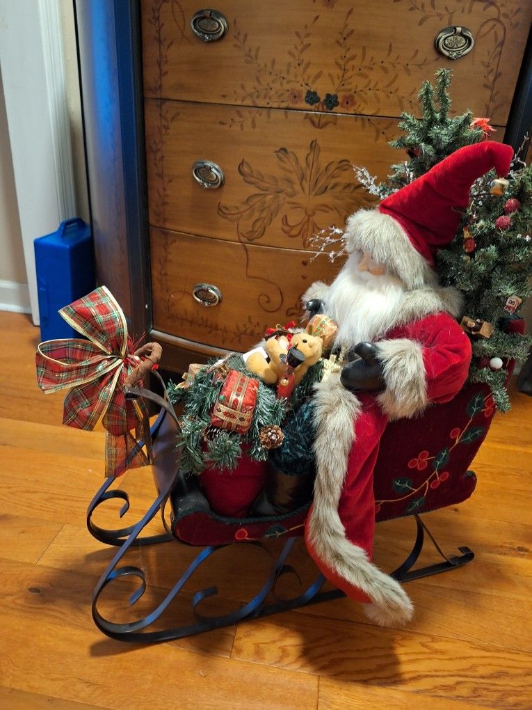 Santa Sleigh Christmas Decor. 