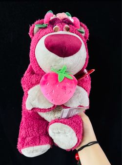 🍓 Authentic Shanghai Disney Lotso Plush – 14” 🍓BNWT🏷️ It smells just like strawberries! 🍓💕