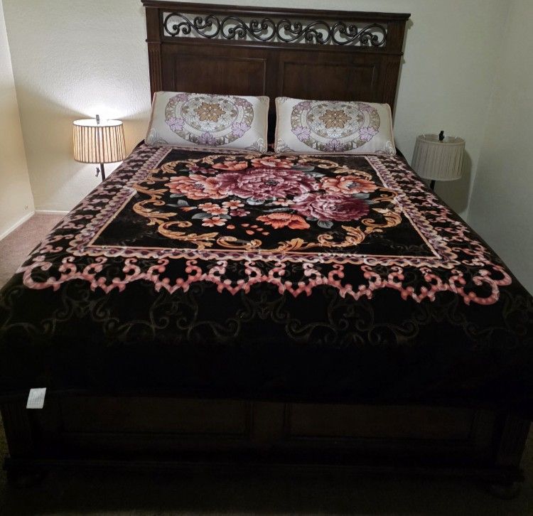 Queen bedroom set includes Dresser, Mirror, Queen bed with mattress.
From Ashley. It Is In Excellent Condition