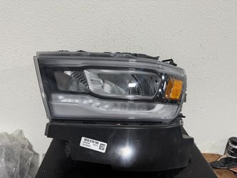 DODGE RAM LEFT HEADLIGHT 2021
