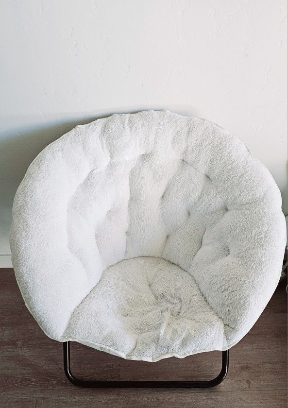 White Saucer Chair – Cozy & Comfy