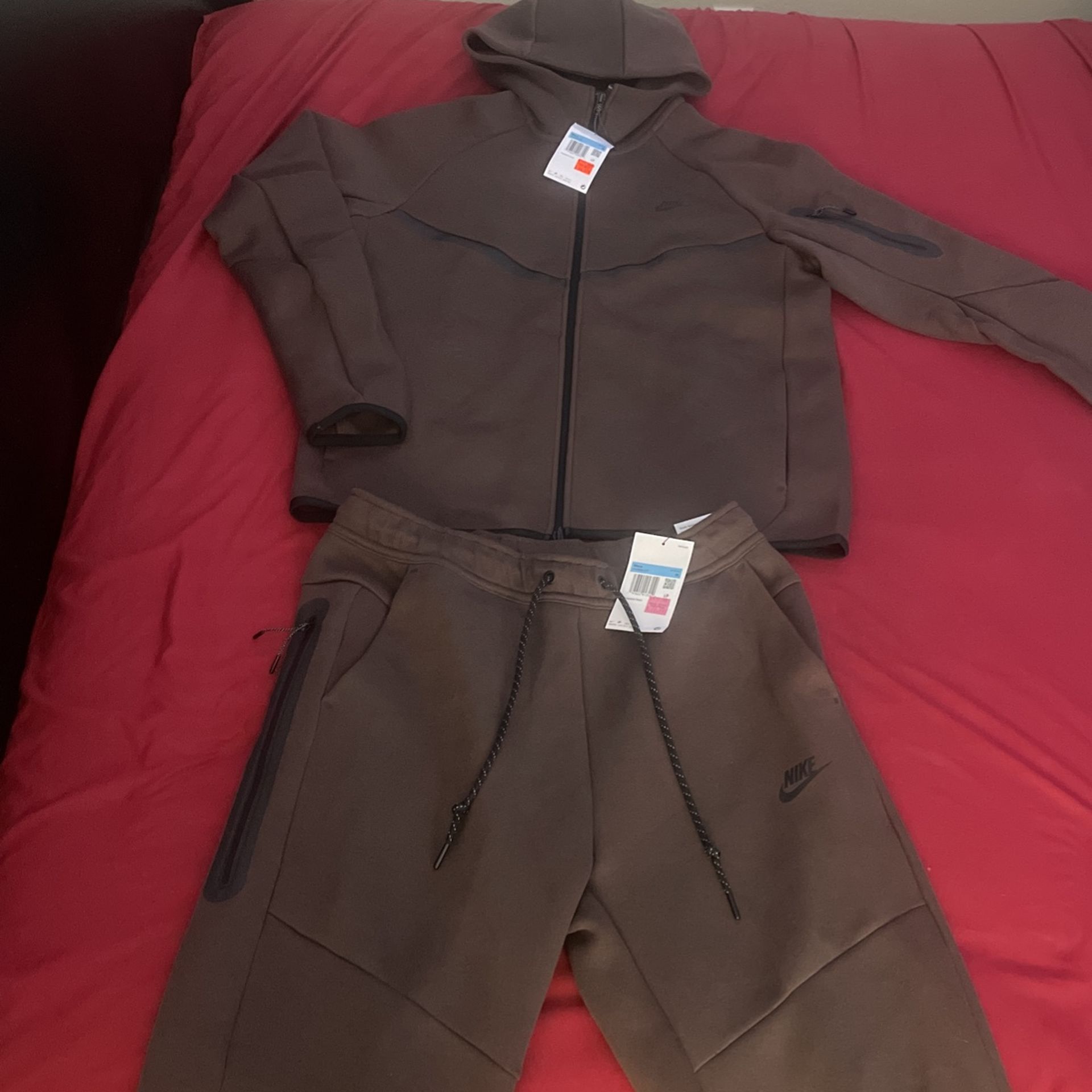 Brand new nike tech sweatsuit with tags medium