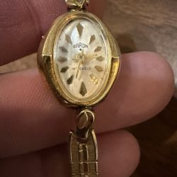 Vintage Garon 17 Jewel Women’s Gold Oval Watch – Classic Style