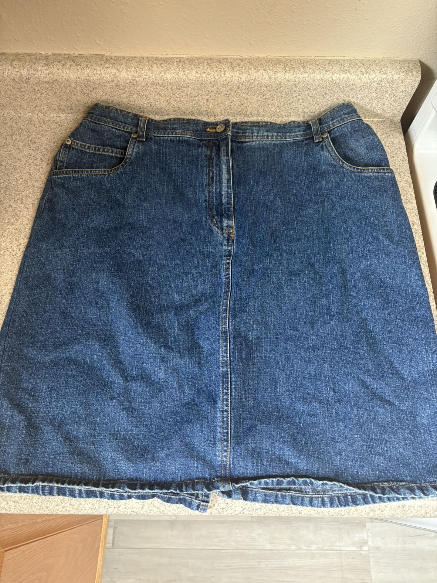 Bill Blass Denim Skirt with Pockets – Size 22W