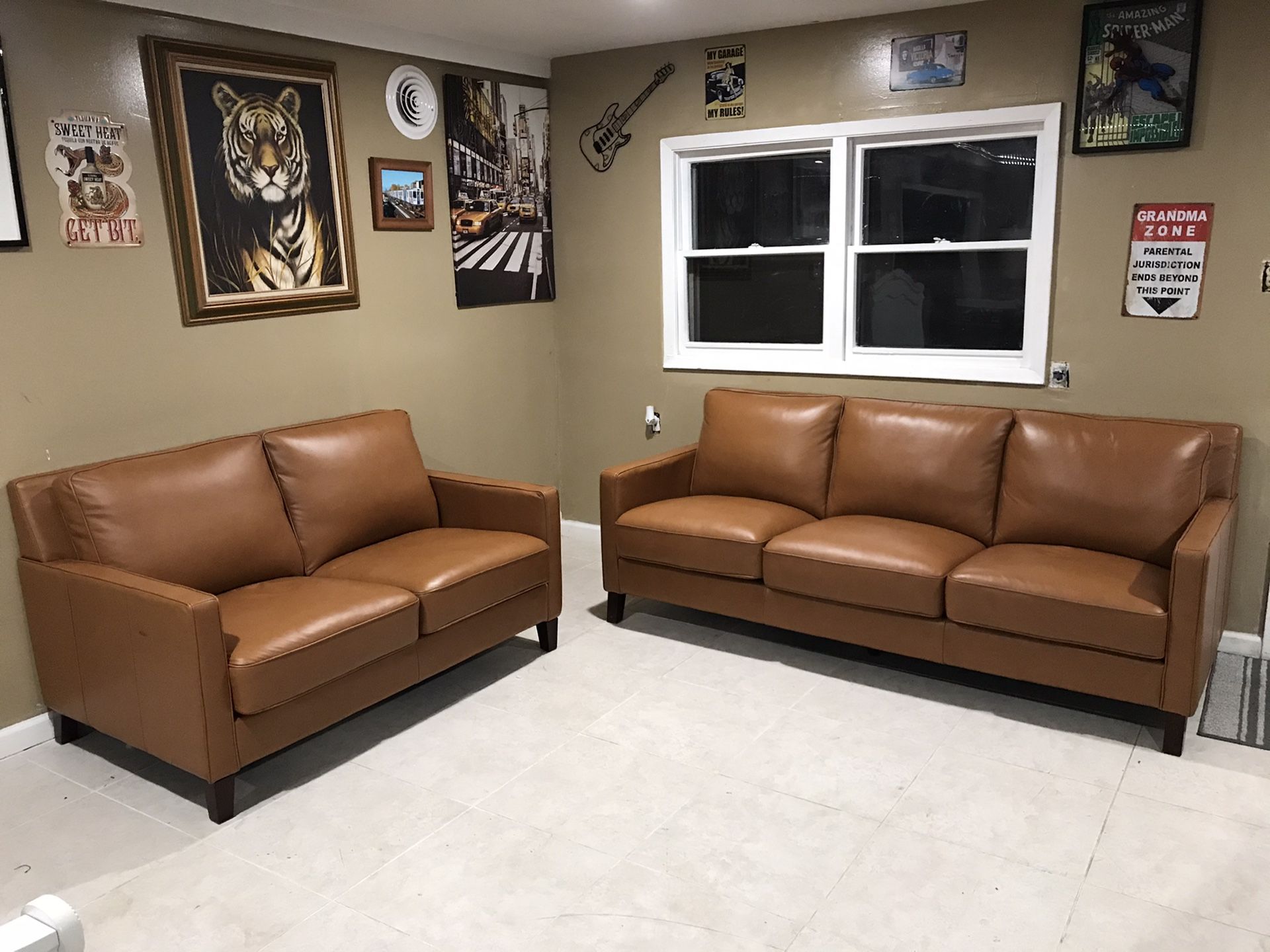 West park 2-piece leather set sofa loveseats in great condition like new
