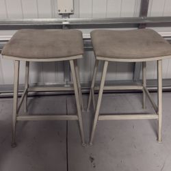 Selling 2 bar stools 