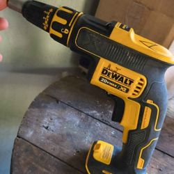 DCS551 Cordless Cut-Out Tool 20v Max y DCF620 Drywall Screwgun 20v Max y  1 charger y 4 Batterys