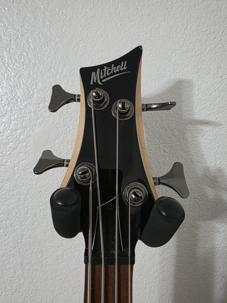 MITCHELL GLOSSY BLACK FULL BASS GUITAR