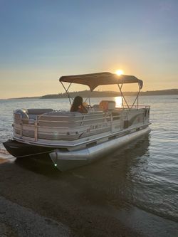 2001 suntracker pontoon Regency 22 party barge
