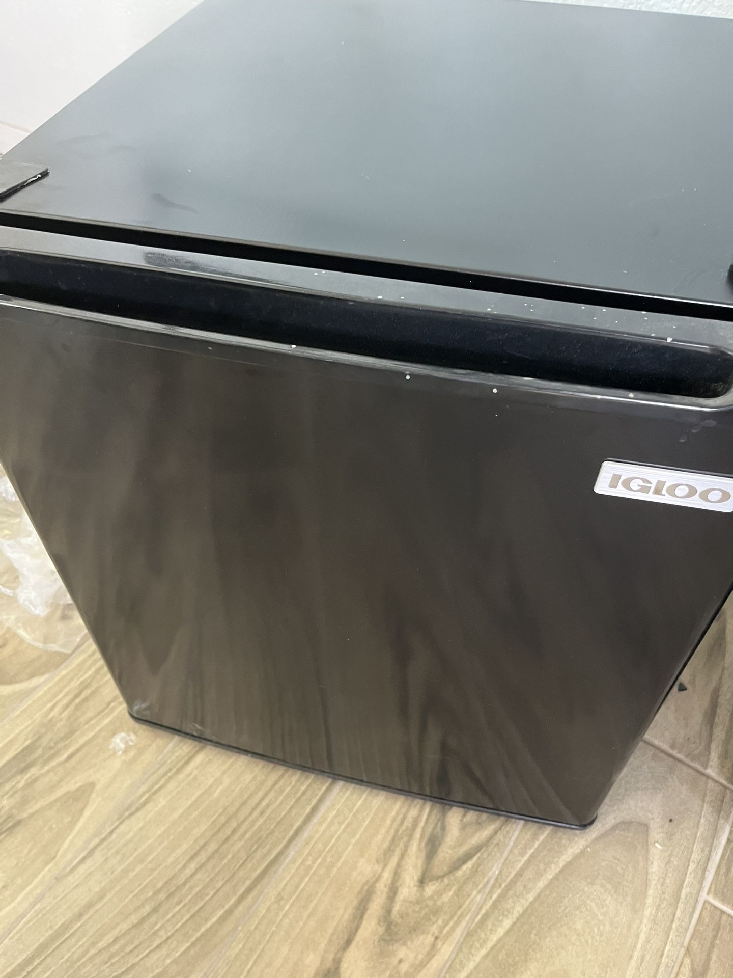 IGLOO refrigerator 1.6 Cubic F.T.