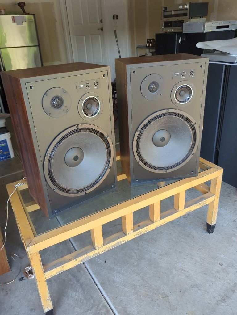 ONKYO. Speakers.