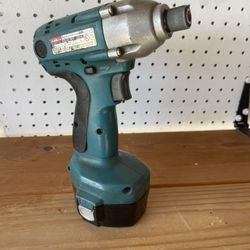 Makita impact comes with battery