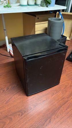 Hisense mini refrigerator