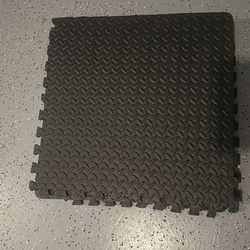 Black gym floor interlock