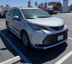 Toyota Sienna Minivan – Silver XLE