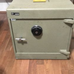 safe For Home Or Commercial Measures 20 X20x20” Excellent Condition 