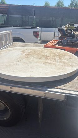 3 Round plastic table