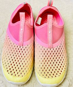 Girl’s Breathable Stylish Water Shoes. (Sz:2)