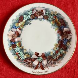 LENNOX COLONIAL CHRISTMAS WREATH PLATE 1982 * Fine Porcelain * Limited Edition * Beautiful * Made In USA * LIKE NEW * 