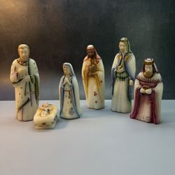  Set of (6) Vintage FENTON ART GLASS, NATIVITY SET. Holy Family And THE 3 WISE MEN FIGURINES. Excellent condition. 