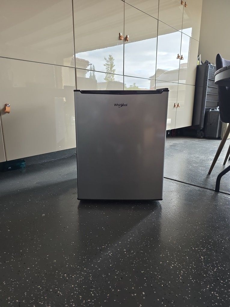 Whirlpool Mini Refrigerator 2.7 Cubic Feet